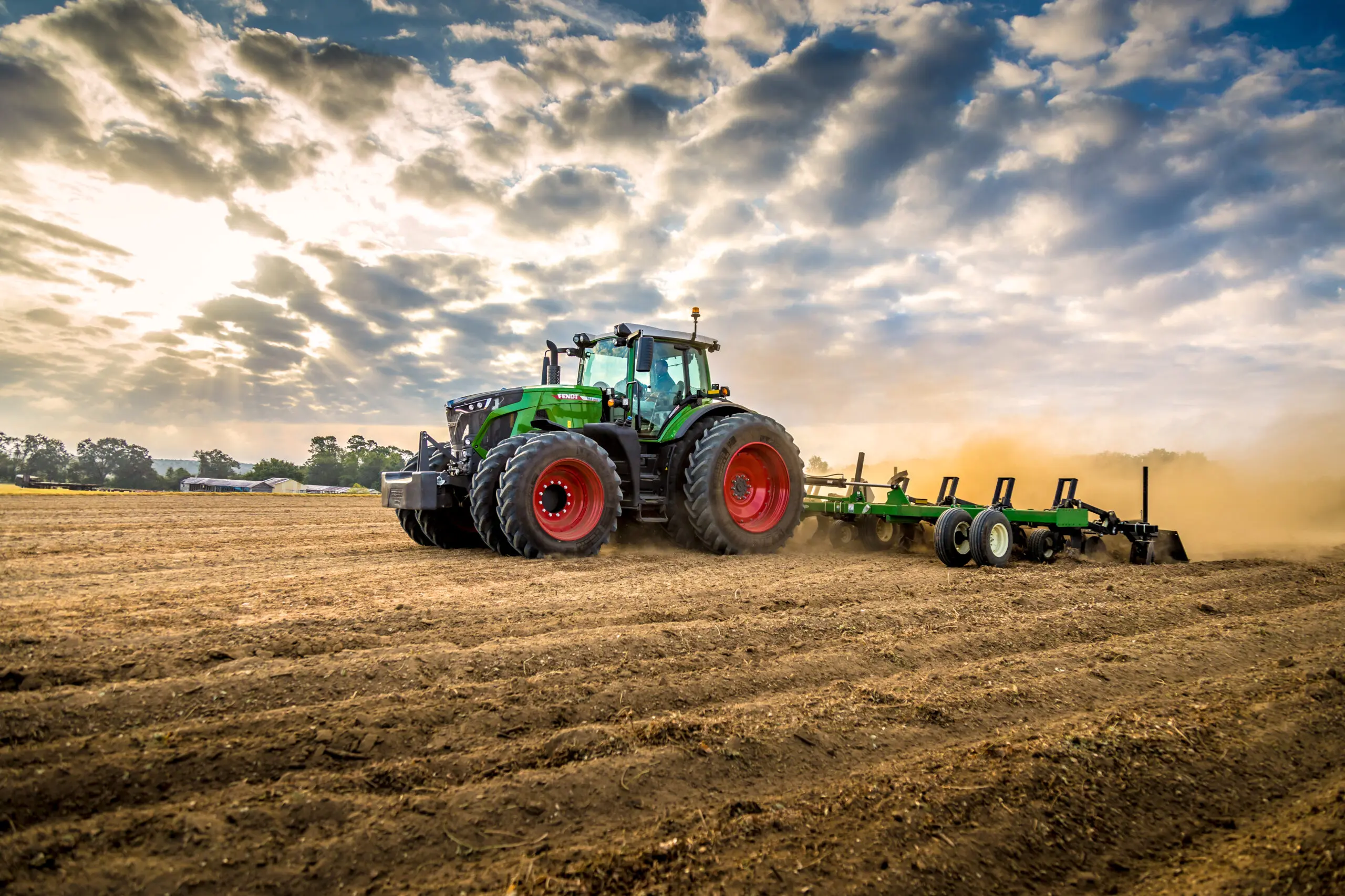 Machines agricoles prêtes à être livrées — tracteurs et moissonneuses-batteuses